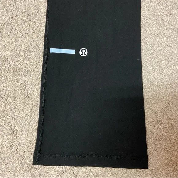 SOLD! LULULEMON Women’s Black Flare Yoga Pants Size 6 - Picture 5 of 8
